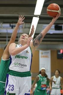 Göttingen, Sporthalle Felix-Klein-Gymnasium, 17.10.18, Basketball, DBBL, Saison 2018 19, 3. Spieltag, Flippo Baskets BG 74 Göttingen gegen Rutronik Stars Keltern Bild: 23 Klaudia Grudzien (Flippo Baskets BG 74; rechts, mit Ball), 15 Marina Markovic (Rutronik Stars Keltern; links, verdeckt) *** Göttingen Sporthalle Felix Klein Gymnasium 17 10 18 Basketball DBBL Season 2018 19 3 Matchday Flippo Baskets BG 74 Göttingen vs. Rutronik Stars Keltern Bild 23 Klaudia Grudzien Flippo Baskets BG 74 right with ball 15 Marina Markovic Rutronik Stars Keltern left hidden xsmmpJPGx