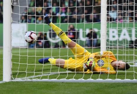 Goalkeeper Almuth Schult VfL cant hold the ball and the goal for the 0 1 Soccer UEFA Championsleague Season 2018 2019 Quarter-final return match VfL Wolfsburg Olympique Lyon in Wolfsburg Germany on 27 03 2019