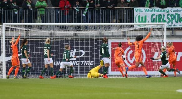 VfL vs Olympique Lyon CL Women Wolfsburg Germany 27 03 2019 FOOTBALL VfL Wolfsburg vs Olympique Lyon Champions League Womens quarter finals season 2018 19 Lucy Bronze Olympique Lyon shoots goal to 0 1 goal woman Almuth Schult VfL Wolfsburg Babette Peter VfL Wolfsburg Wolfsburg