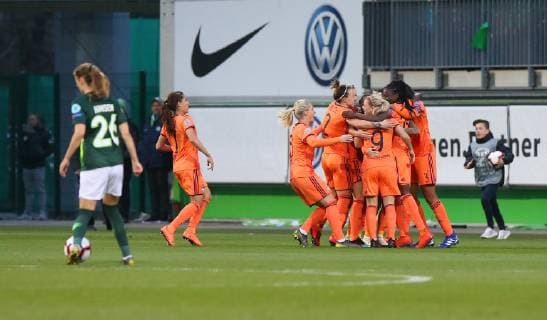 VfL vs Olympique Lyon CL Women Wolfsburg Germany 27 03 2019 FUßBALL VfL Wolfsburg vs Olympique Lyon Champions League Womens Quarter Finals Season 2018 19 Lucy Bronze Olympique Lyon cheers with the team after their goal to 0 1 Wolfsburg