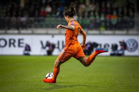 GER UWCL quarter finals VfL Wolfsburg vs Olympique Lyon 27 03 2019 AOK Stadium Wolfsburg GER UWCL quarter finals VfL Wolfsburg vs Olympique Lyon UEFA REGULATIONS PROHIBIT ANY USE OF PHOTOGRAPHS AS IMAGE SEQUENCES AND OR QUASI VIDEO picture shows free kick by Dzsenifer Marozsan Lyon 10 nordphotox xRauch nph00251