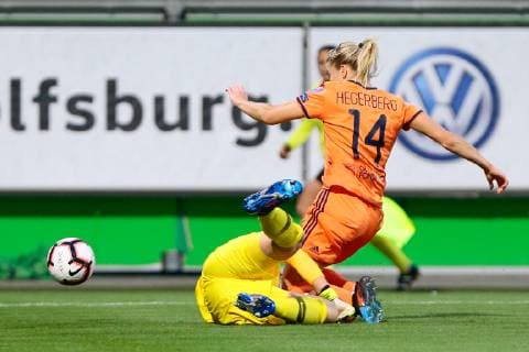 27 03 2019 xtgx Football UEFA Women s Champions League VfL Wolfsburg Olympique Lyon emspor v l Almuth Schult VfL Wolfsburg 1 foult Ada Hegerberg Olympique Lyon 14 duel fight fight tackle elfmeter DFL DFL REGULATIONS PROHIBIT ANY USE OF PHOTOGRAPHS as IMAGE SEQUENCES and or QUASI VIDEO AOK Stadium