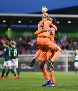 Joy after the goal to 0 2 Ada Hegerberg jumps into the arms of goalscorer Wendie Renard l r bothLYO Football UEFA Championsleague Season 2018 2019 Quarter-finals Return match VfL Wolfsburg Olympique Lyon in Wolfsburg Germany on 27 03 2019