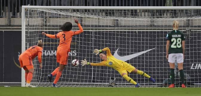 Here Wendie Renard Olympique Lyonnais against Almuth Schult VfL Wolfsburg turns the penalty kick to 0 2