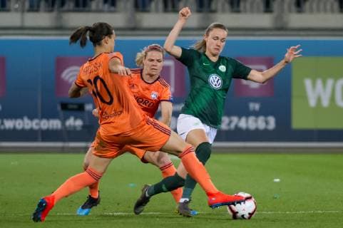 v left Dzsenifer Marozsan Olympique Lyon Lyonnais 10 Eugenie Le Sommer Olympique Lyon Lyonnais 9 and Caroline Graham Hansen VfL Wolfsburg 26 in duel duel dynamics action action scene football UEFA Womens Champions League VfL Wolfsburg Olympique Lyon xobx