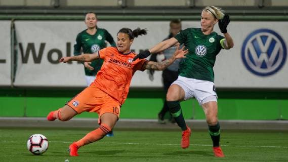 v left Dzsenifer Marozsan Olympique Lyon Lyonnais 10 and Nilla Fischer VfL Wolfsburg 4 in duel duel dynamics action action game scene football UEFA Womens Champions League VfL Wolfsburg Olympique Lyon xobx