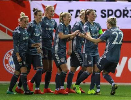 Fridolina Rolfö 3 v l and Co FC Bayern Torjubel Womens football FC Bayern Munich SK Slavia Prague UEFA Womens Champions League Campus 27 03 2019