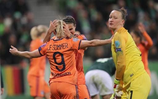 Cheers from Dzsenifer Marozsan Olympique Lyonnais and Eugenie Le Sommer Olympique Lyonnais after 2 4 Almuth Schult VfL Wolfsburg is disappointed