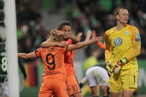 Cheers from Dzsenifer Marozsan Olympique Lyonnais and Eugenie Le Sommer Olympique Lyonnais after 2 4 Almuth Schult VfL Wolfsburg is disappointed