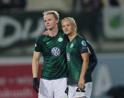 Lap of honor and thanks to the fans Nilla Fischer VfL Wolfsburg and Pernille Harder VfL Wolfsburg