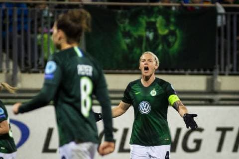GER UWCL quarter finals VfL Wolfsburg vs Olympique Lyon 27 03 2019 AOK Stadium Wolfsburg GER UWCL quarter finals VfL Wolfsburg vs Olympique Lyon UEFA REGULATIONS PROHIBIT ANY USE OF PHOTOGRAPHS AS IMAGE SEQUENCES AND OR QUASI VIDEO picture shows Nilla Fischer VfL Wolfsburg 4 invites her team-mates nordphotox xRauch nph00251