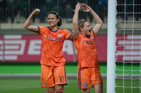 v li Dzsenifer Marozsan Olympique Lyon Lyonnais 10 and goal scorer Eugenie Le Sommer Olympique Lyon Lyonnais 9 with goal jubilation Jubilation joy about the goal to the 2 4 UEFA Womens Champions League VfL Wolfsburg Olympique Lyon xobx
