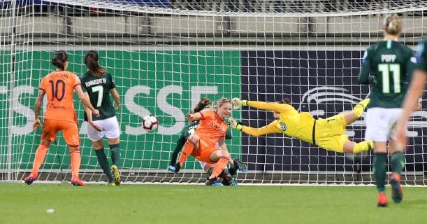 VfL vs Olympique Lyon CL Women Wolfsburg Germany 27 03 2019 FOOTBALL VfL Wolfsburg vs Olympique Lyon Champions League Women Quarter Finals Season 2018 19 Lucy Bronze Olympique Lyon Goalkeeper Almuth Schult VfL Wolfsburg Wolfsburg