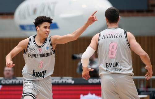 v li Joshua Obiesie s Oliver Würzburg cheers Johannes Richter s Oliver Würzburg Basketball FIBA Europe Cup s Oliver Würzburg Bakken Bears xfsx