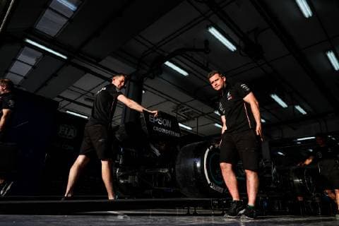 Motorsports: FIA Formula One World Championship WM Weltmeisterschaft 2019, Grand Prix of Bahrain, Mechanic of Mercedes AMG Petronas Motorsport Sakhir Bahrain