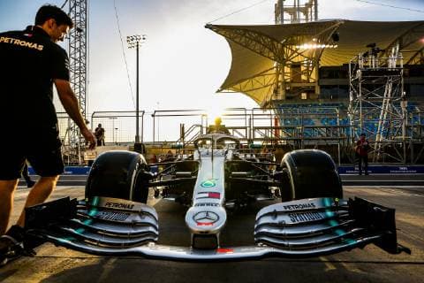 Motorsports: FIA Formula One World Championship WM Weltmeisterschaft 2019, Grand Prix of Bahrain, Mechanic of Mercedes AMG Petronas Motorsport Sakhir Bahrain