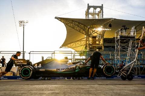 Motorsports: FIA Formula One World Championship WM Weltmeisterschaft 2019, Grand Prix of Bahrain, Mechanic of Mercedes AMG Petronas Motorsport Sakhir Bahrain