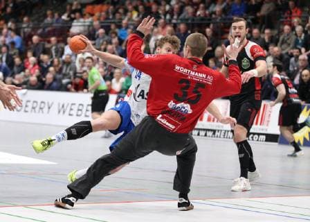 Dino Corak TV Grosswallstadt 24 against Joel Birlehm TuS N Luebbecke 35 in front TuS N Luebbecke vs TV Grosswallstadt Handball 2 Bundesliga 29 03 2019 TuS N Luebbecke vs TV Grosswallstadt Handball 2 Bundesliga 29 03 2019 Luebbecke Copyright: xEibner-Pressefoto_Strohdiekx ep_jsk