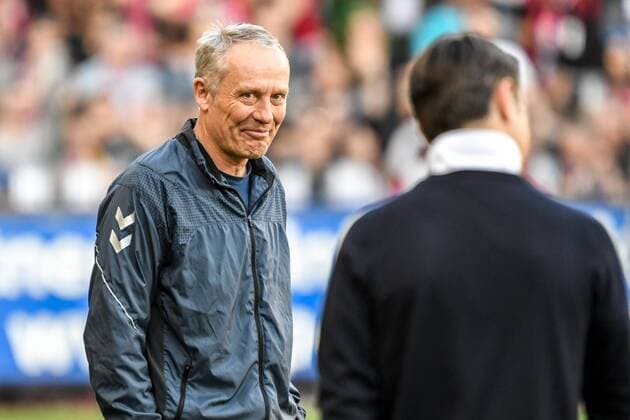 Sport Themen der Woche KW13 Sport Bilder des Tages Fussball Bundesliga - 18 19 - SC Freiburg vs. FC Bayern Muenchen - 30-03-2019 Christian Streich (SC Freiburg Trainer) schmunzelt Niko Kovac (FC Bayern Muenchen Cheftrainer) an, beim Fussball Bundesliga Spiel zwischen dem SC Freiburg und dem FC Bayern Muenchen, am Samstag, den 30. Maerz 2019 im Schwarzwald-Stadion in Freiburg im Breisgau. DFL REGULATIONS PROHIBIT ANY USE OF PHOTOGRAPHS AS IMAGE SEQUENCES AND OR QUASI-VIDEO. (BEAUTIFUL SPORTS Gerd Gruendl) *** Soccer Bundesliga 18 19 SC Freiburg vs. FC Bayern Muenchen 30 03 2019 Christian Streich SC Freiburg coach smiles at Niko Kovac FC Bayern Muenchen head coach at soccer Bundesliga match between SC Freiburg and FC Bayern Muenchen on Saturday 30 March 2019 at the Schwarzwald Stadium in Freiburg im Breisgau DFL REGULATIONS PROHIBIT ANY USE OF PHOTOGRAPHS AS IMAGE SEQUENCES AND OR QUASI VIDEO BEAUTIFUL SPORTS Gerd Gruendl xGRGx