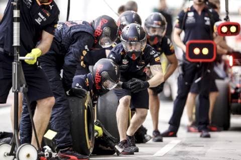 Motorsports: FIA Formula One World Championship WM Weltmeisterschaft 2019, Grand Prix of Bahrain, Mechanic during pit stop Sakhir Bahrain