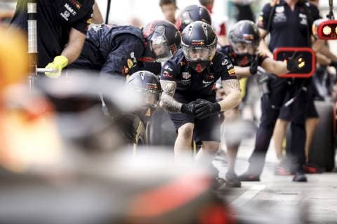 Motorsports: FIA Formula One World Championship WM Weltmeisterschaft 2019, Grand Prix of Bahrain, Mechanic during pit stop Sakhir Bahrain