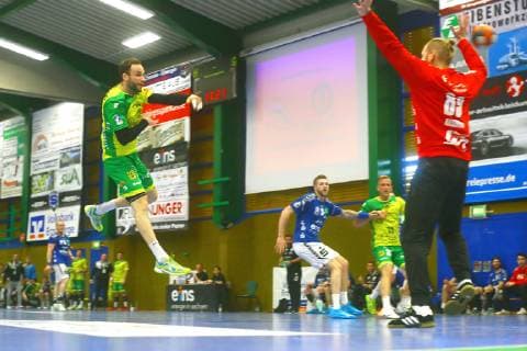 Jan Lars Gaubatz Hagen left overcomes goalkeeper Vilius Rasimas Aue Handball 2 Liga 2018 19 EHV Aue VfL Eintracht Hagen on 30 3 2019 EHV Aue Eintracht Hagen