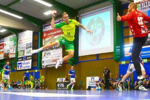 Daniel Mestrum Hagens goal throw right goalkeeper Vilius Rasimas Aue Handball 2 Liga 2018 19 EHV Aue VfL Eintracht Hagen on 30 3 2019 EHV Aue Eintracht Hagen
