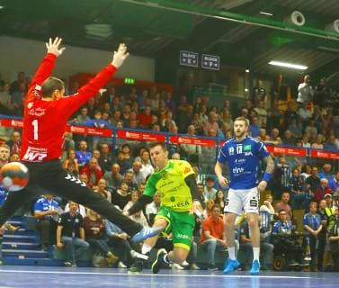 Dragan Tubic Hagen goalscoring right Mindaugas Dumcius Aue left goalkeeper Radek Musil Aue Handball 2 Liga 2018 19 EHV Aue VfL Eintracht Hagen am 30 3 2019 EHV Aue Eintracht Hagen