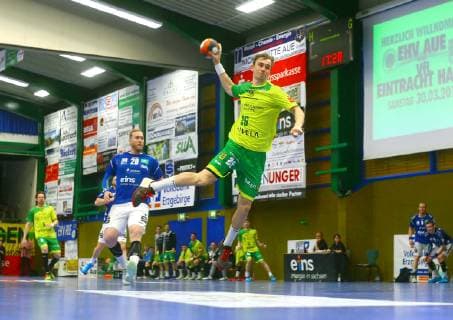 Goalscoring by Dominik Waldhof Hagen left Jort Neuteboom Aue Handball 2 Liga 2018 19 EHV Aue VfL Eintracht Hagen am 30 3 2019 EHV Aue Eintracht Hagen