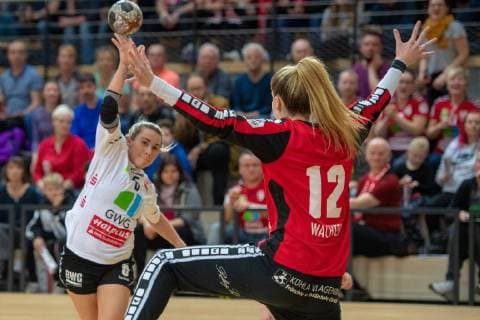 Ekaterina Fanina SV Union Halle vs. Sarah Wachter Goalkeeper TV Nellingen in match SV Union Halle Neustadt Wildcats vs. TV Nellingen 1893 e V Swabians Hornets Handball 1 Bundesliga Season 2018 2019 Copyright xVIADATAx xHolgerxJohnx Halle Saale Sachsen Anhalt Germany