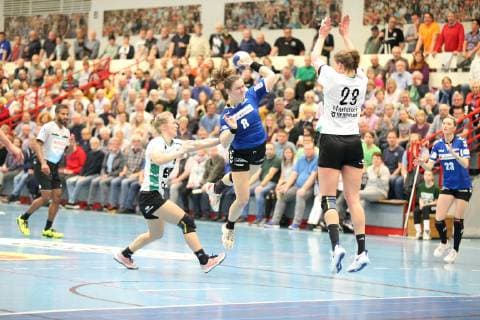 Tessa van Zijl HSG Blomberg Lippe 8 against Malene Staal VfL Oldenburg 4 left and Cara Hartstock VfL Oldenburg 23 right HSG Blomberg Lippe vs VfL Oldenburg Handball 1 women Bundesliga 30 03 2019 HSG Blomberg Lippe vs VfL Oldenburg Handball 1 Bundesliga women 30 03 2019 Blomberg Copyright: xEibner-Pressefoto Strohdiekx ep_jsk