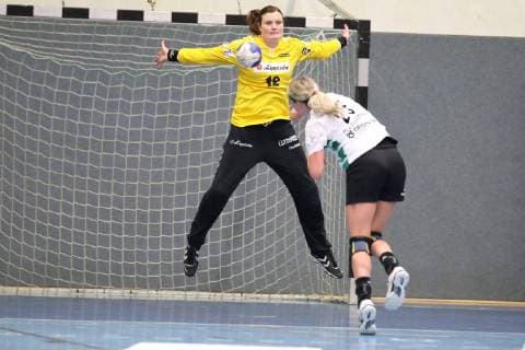 Cara Hartstock VfL Oldenburg 23 takes a seven-meter run against Anna Monz HSG Blomberg Lippe 12 HSG Blomberg Lippe vs VfL Oldenburg Handball 1 Women Bundesliga 30 03 2019 HSG Blomberg Lippe vs VfL Oldenburg Handball 1 Bundesliga Women 30 03 2019 Blomberg Copyright: xEibner-Pressefoto Strohdiekx ep_jsk