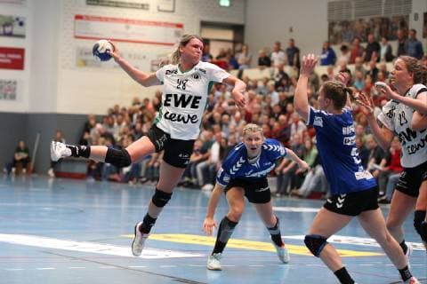 Myrthe Schoenaker VfL Oldenburg 28 vs Laura Rueffieux HSG Blomberg Lippe 3 right HSG Blomberg Lippe vs VfL Oldenburg Handball 1 women Bundesliga 30 03 2019 HSG Blomberg Lippe vs VfL Oldenburg Handball 1 Bundesliga women 30 03 2019 Blomberg Copyright: xEibner-Pressefoto Strohdiekx ep_jsk
