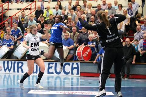 Tess van Buren HSG Blomberg Lippe 7 past Jenny Behrend VfL Oldenburg 20 left against Julia Renner VfL Oldenburg 1 right HSG Blomberg Lippe vs. VfL Oldenburg Handball 1 womens Bundesliga 30 03 2019 HSG Blomberg Lippe vs. VfL Oldenburg Handball 1 Bundesliga womens Bundesliga 30 03 2019 Blomberg Copyright: xEibner-Pressefoto Strohdiekx ep_jsk