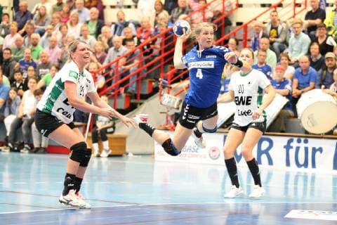 Gisa Klaunig HSG Blomberg Lippe 4 past Myrthe Schoenaker VfL Oldenburg 28 left and Jenny Behrend VfL Oldenburg 20 right HSG Blomberg Lippe vs. VfL Oldenburg Handball 1 women Bundesliga 30 03 2019 HSG Blomberg Lippe vs. VfL Oldenburg Handball 1 men Bundesliga women 30 03 2019 Blomberg Copyright: xEibner-Pressefoto Strohdiekx ep_jsk