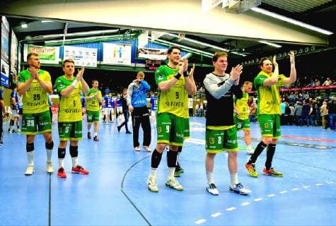 After the end of the match thanks of the Hagen team to the fans Handball 2 Liga 2018 19 EHV Aue VfL Eintracht Hagen 30 31 at 30 3 2019 EHV Aue Eintracht Hagen