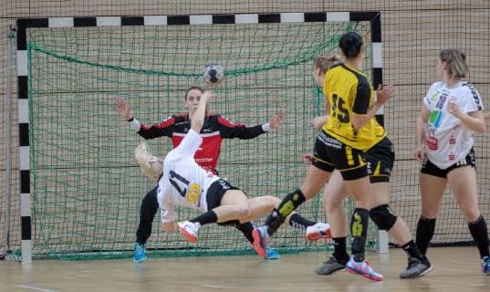 HANDBALL BUNDESLIGA FRAUEN Season 2018 2019 SV Union Halle Neustadt white against TV Nellingen yellow in the Erdgas Sportarena in Halle on 30 03 19 Unions Sophie Lütke 21 meets Nellingen goalkeeper Sarah Wachter Halle Sachsen Anhalt Germany