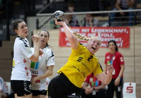 HANDBALL BUNDESLIGA FRAUEN Season 2018 2019 SV Union Halle Neustadt white against TV Nellingen yellow in the Erdgas Sportarena in Halle on 30 03 19 Nellingens Stefanie Schoeneberg r holds his ground against Unions Pia Dietz l and Unions Viktoria Divak Halle Sachsen Anhalt Germany