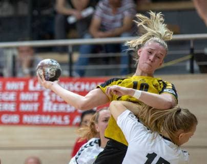 HANDBALL BUNDESLIGA FRAUEN Season 2018 2019 SV Union Halle Neustadt white against TV Nellingen yellow in the Erdgas Sportarena in Halle on 30 03 19 Nellingens Lena Sophia Degenhardt will be blocked by Unions Katarzyna Janiszewska Halle Sachsen Anhalt Germany