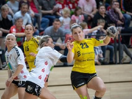 HANDBALL BUNDESLIGA FRAUEN Season 2018 2019 SV Union Halle Neustadt white against TV Nellingen yellow in the Erdgas Sportarena in Halle on 30 03 19 Nellingens Tanja Padutsch r against Unions Ekatarina Fanina M Halle Sachsen Anhalt Germany