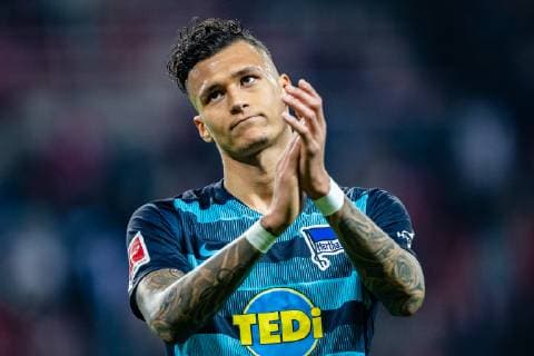 Davie Selke 27 (Hertha BSC) entschuldigt sich mit langem Gesicht nach dem Spiel bei dem Hertha-Fans waehrend der Saison 2018-2019 in der 1. Bundesliga (Herren) zwischen RB Leipzig und Hertha BSC in der Red Bull Arena am 30. March 2019 in Leipzig, Sachsen (Saxony), Deutschland (Germany) (DFL and DFB REGULATIONS PROHIBIT ANY USE OF PHOTOGRAPHS as IMAGE SEQUENCES and or QUASI-VIDEO) *** Davie Selke 27 Hertha BSC apologizes with a long face after the game to the Hertha fans during the season 2018 2019 in the 1 Bundesliga Men between RB Leipzig and Hertha BSC in the Red Bull Arena on 30 March 2019 in Leipzig Saxony Saxony Germany DFL and DFB REGULATIONS PROHIBIT ANY USE OF PHOTOGRAPHS as IMAGE SEQUENCES and or QUASI VIDEO