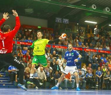 Goal throw by Dragan Tubic Hagen left goalkeeper Radek Musil Aue right Mindaugas Dumcius Aue Handball 2 Liga 2018 19 EHV Aue VfL Eintracht Hagen 30 31 am 30 3 2019 EHV Aue Eintracht Hagen