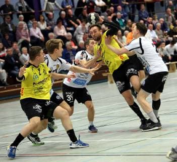 Third Handball Bundesliga MSG Grossbieberau Modau vs GSV Baunatal Season 2018 2019 30 03 2019 Grossbieberau vs l Till Buschmann MSG Falken am Ball tries to assert himself Action duel ba