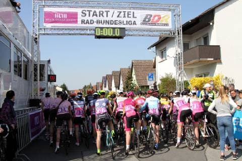 lsb - Radsport - Rad-Bundesliga - Mueller lila Logistik - Saison 2018 2019 - 31.03.2019 - Einhausen v. l. Kurz vor dem Start der Damen Elite zum Rennen in der Serie der Rad-Bundesliga Aktion, Einzelbild - *** lsb Cycling Cycling Bundesliga Mueller Bundesliga Purple Logistics Season 2018 2019 31 03 2019 Einhausen v l Shortly before the start of the womens elite to race in the series of the cycling Bundesliga Action single picture