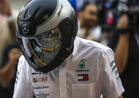 Motorsports: FIA Formula One World Championship WM Weltmeisterschaft 2019, Grand Prix of Bahrain, Mechanic of Mercedes AMG Petronas Motorsport Sakhir Bahrain