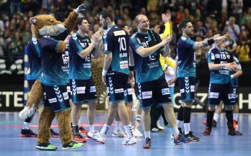 31 03 2019 Handball EHF Cup Group A 12 Matchday Foxes Berlin Balatonfüredi KSE Picture Mascot Fuchsi cheers with the Team of Foxes Berlin after victory Handball EHF Cup Group A 12 Matchday Foxes Berlin Balatonfüredi KSE