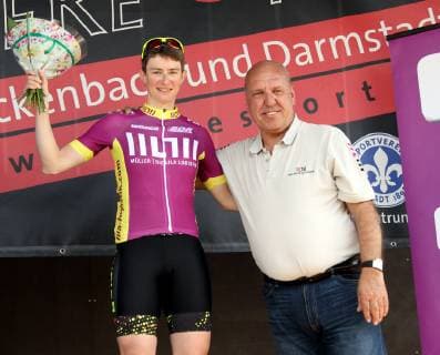 lsb - Radsport - Rad-Bundesliga - Mueller lila Logistik - Saison 2018 2019 - 31.03.2019 - Einhausen v. l. Beate Zanner Maxx Solar, Siegerin Damen Elite mit dem BDR-Vizepräsidenten Günter Schabel Aktion, Einzelbild - *** lsb Cycling Cycling Bundesliga Mueller Bundesliga Purple Logistics Season 2018 2019 31 03 2019 Einhausen v l Beate Zanner Maxx Solar Winner Ladies Elite with BDR Vice President Günter Schabel Action Single picture