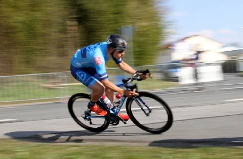 lsb - Radsport - Rad-Bundesliga - Mueller lila Logistik - Saison 2018 2019 - 31.03.2019 - Einhausen v. l. Das macht die Dynamik den Rennsports aus. Schräge Fahrlinie und Lenkfähigkeit des Fahrers Aktion, Einzelbild - *** lsb Cycling Cycling Bundesliga Mueller Bundesliga Mueller purple Logistics Season 2018 2019 31 03 2019 Einhausen v l Thats what makes racing dynamic from the sloping driving line and the drivers steering ability Single image action