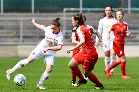 v li Sonja Giraud FC Köln 25 V Kniszewski SGS Essen II 2 duel duel tackle tackling dynamic action action football 2 women Bundesliga 1 FC Köln SGS Essen II DFB REGULATIONS PROHIBIT ANY USE OF PHOTOGRAPHS AS IMAGE SEQUENCES AND OR QUASI VIDEO xmhx