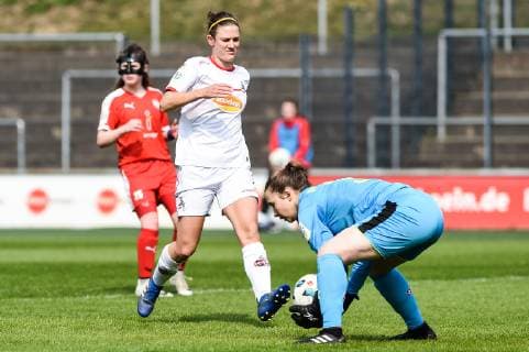 v li Carolin Schraa FC Köln 7 Joana Gutke Goalke SGS Essen II 30 Duel duel tackle tackling Dynamic Action Action Football 2 Women Bundesliga 1 FC Köln SGS Essen II DFB REGULATIONS PROHIBIT ANY USE OF PHOTOGRAPHS AS IMAGE SEQUENCES AND OR QUASI VIDEO xmhx